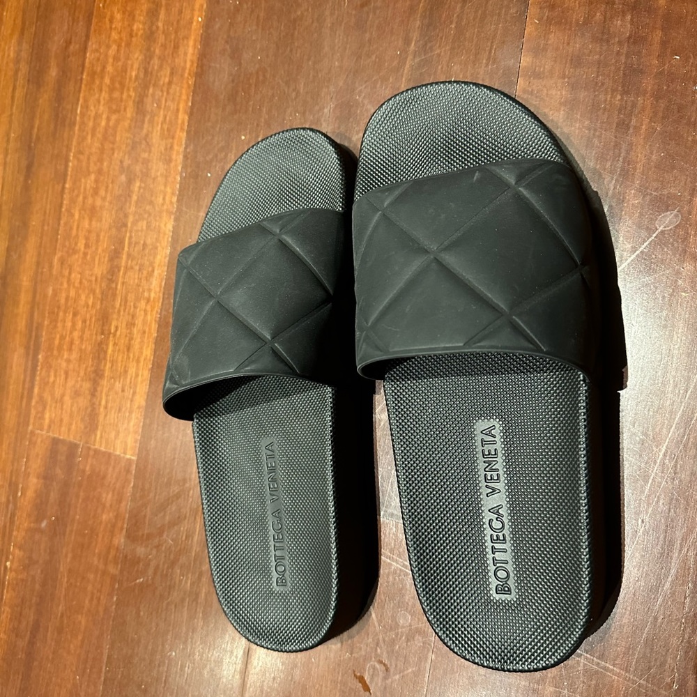 Bottega Veneta black rubber slides, size 39